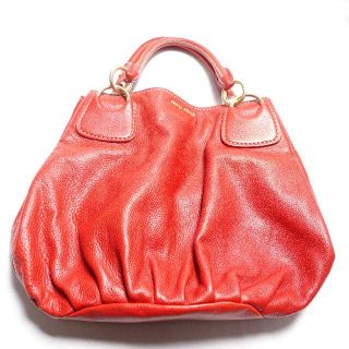 ミュウミュウ(miumiu)の[miumiu] バッグ レッド(トートバッグ)