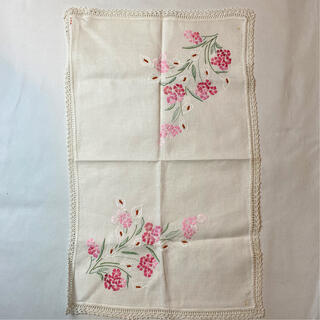 アンティーク　手刺繍　レース編みの縁飾り　ティータオル(テーブル用品)