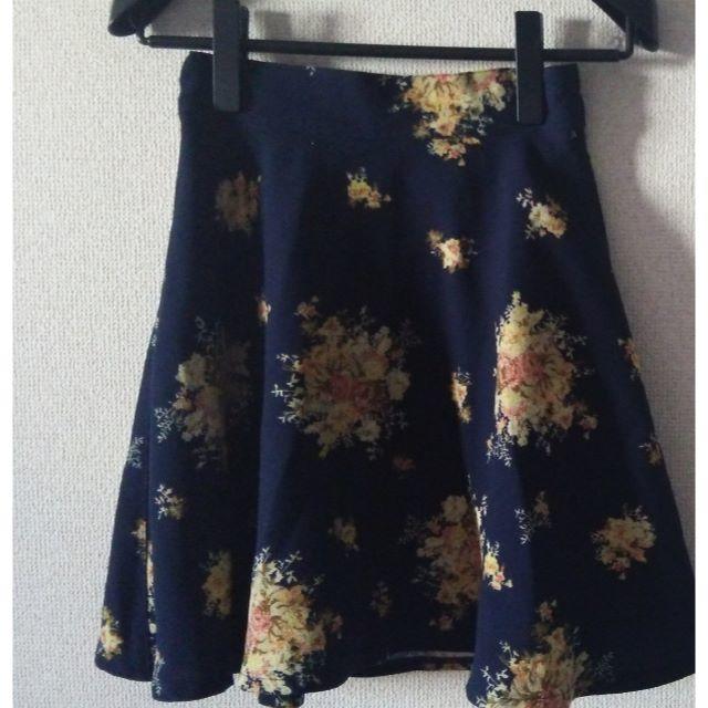 NICE CLAUP(ナイスクラップ)の花柄 ネイビー フレアスカート レディースのスカート(ミニスカート)の商品写真