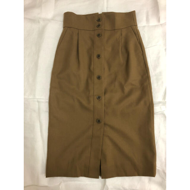 ROPE’(ロペ)のROPE mademoiselle フロントボタンスカート（ブラウン）未使用 レディースのスカート(ひざ丈スカート)の商品写真