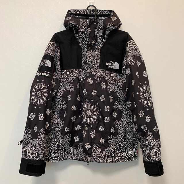 Supreme(シュプリーム)の美品 supreme THE NORTH FACE バンダナ パーカー黒 M  メンズのジャケット/アウター(マウンテンパーカー)の商品写真