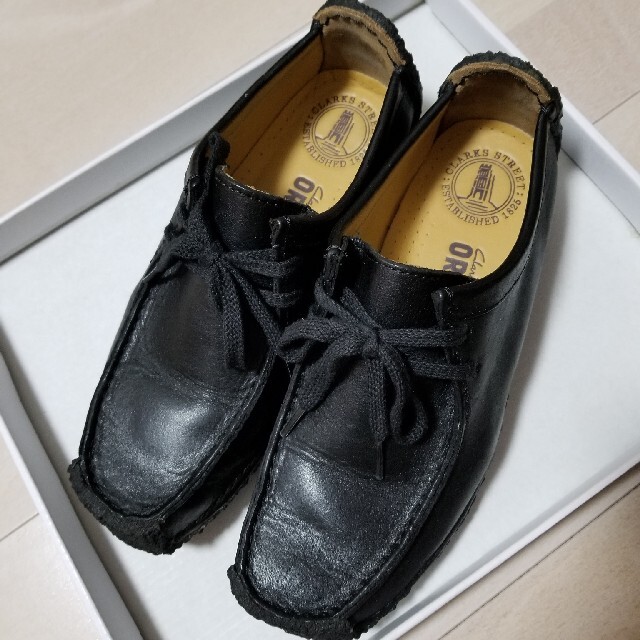 Clarks(クラークス)の2回使用【Clarks】レザーワラビー(ブラック) 23㎝ レディースの靴/シューズ(ローファー/革靴)の商品写真