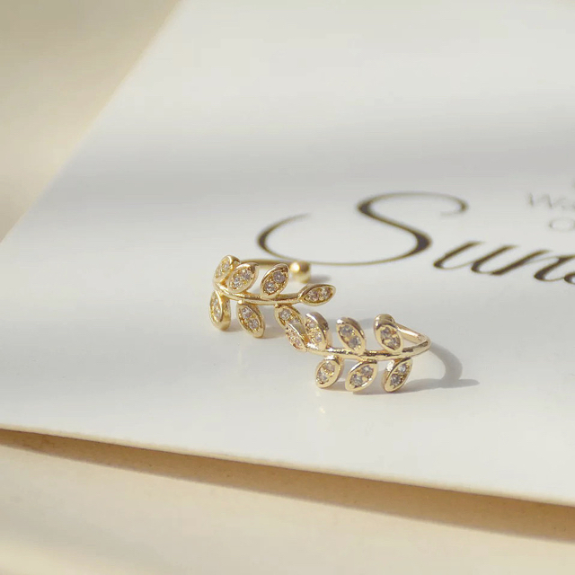 STAR JEWELRY(スタージュエリー)のolive leaf ear cuffs ◯18k coating  レディースのアクセサリー(イヤーカフ)の商品写真