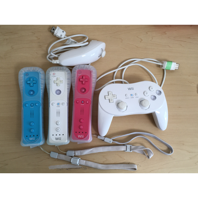 Wii(ウィー)のWiiリモコン、コントローラー、ヌンチャクセット エンタメ/ホビーのゲームソフト/ゲーム機本体(その他)の商品写真
