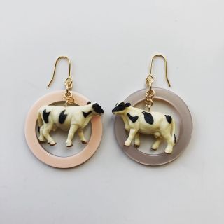 マウジー(moussy)の牛 ゆめかわ アシメ ミルキーフープ ピアス / イヤリング(ピアス)