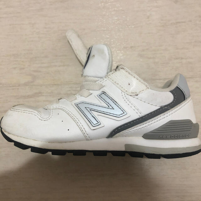 New Balance(ニューバランス)の美品ニューバランス白スニーカー17.5センチ キッズ/ベビー/マタニティのキッズ靴/シューズ(15cm~)(スニーカー)の商品写真