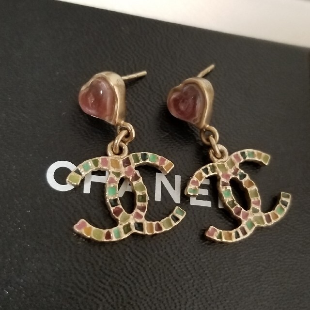 CHANEL マルチカラーピアス 【70%OFF】 www.kinderheimclarazetkin.de