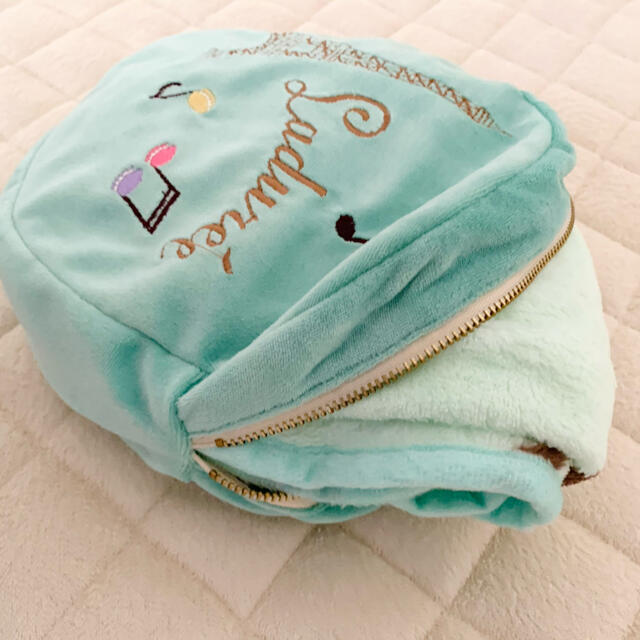 LADUREE(ラデュレ)の美品☆未使用　ラデュレLADUREE マカロン型ブランケット キッズ/ベビー/マタニティのこども用ファッション小物(おくるみ/ブランケット)の商品写真