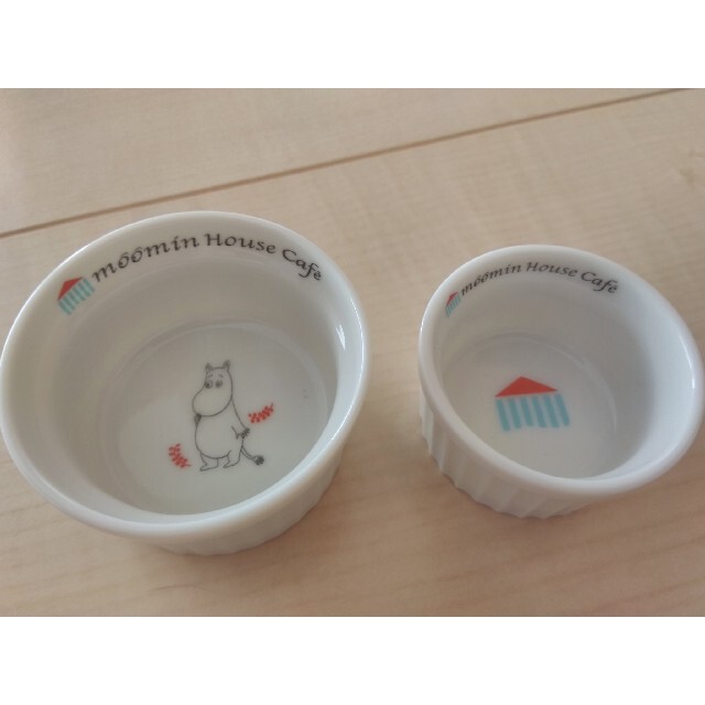 新品☆moomin cafe ノベルティ　ココット 皿　★限定　ムーミン エンタメ/ホビーのコレクション(ノベルティグッズ)の商品写真