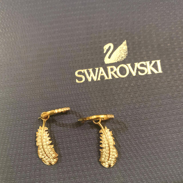 SWAROVSKI(スワロフスキー)のスワロフスキー　フェザーリングピアス レディースのアクセサリー(ピアス)の商品写真