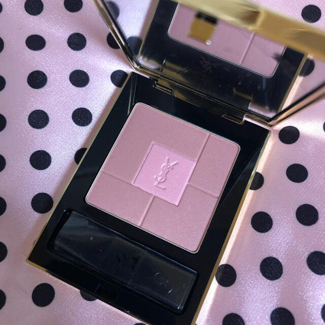 Yves Saint Laurent Beaute(イヴサンローランボーテ)の【新品】YSL ブラッシュヴォリュプテ1 コスメ/美容のベースメイク/化粧品(チーク)の商品写真