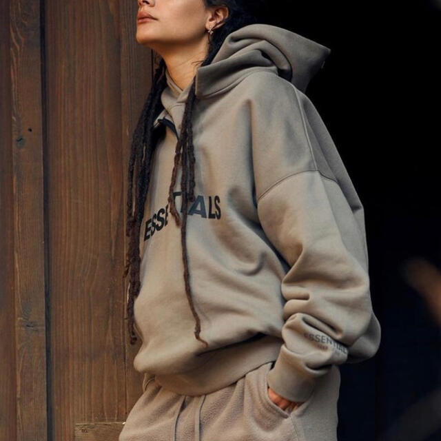 FEAR OF GOD(フィアオブゴッド)のfear of god essentials ハーフジップ　TAUPE  L メンズのトップス(スウェット)の商品写真