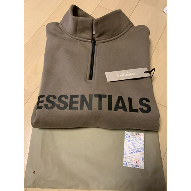 FEAR OF GOD(フィアオブゴッド)のfear of god essentials ハーフジップ　TAUPE  L メンズのトップス(スウェット)の商品写真