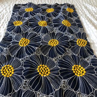 花の刺繍生地　端切れ　2枚(生地/糸)