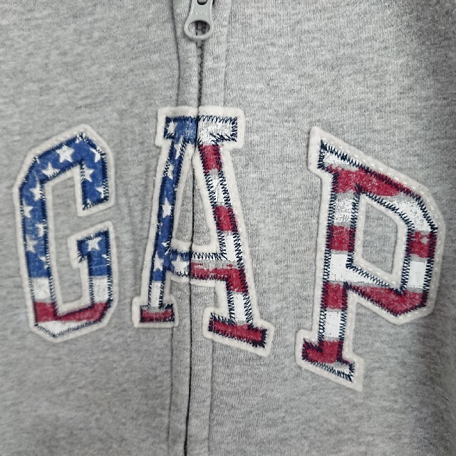 GAP Kids(ギャップキッズ)のGAP KIDS 裏ボア ロゴ フード パーカー グレー 120ｃｍ 130ｃｍ キッズ/ベビー/マタニティのキッズ服男の子用(90cm~)(ジャケット/上着)の商品写真