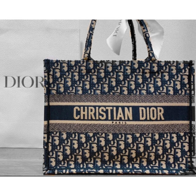 Dior(ディオール)のyun0625様専用Dior トートバッグ　ブックトートスモール レディースのバッグ(トートバッグ)の商品写真