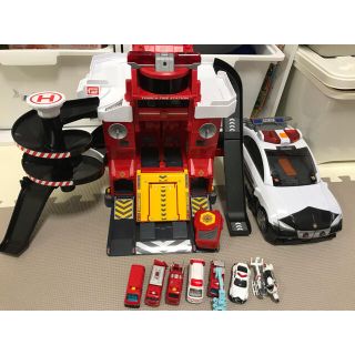 タカラトミー(Takara Tomy)のトミカ　ファイアーステーション、デカパトロールカー(ミニカー)