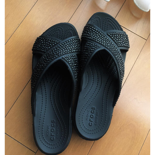 crocs(クロックス)の美品 クロックス W8 サンダル 黒 24㎝〜24.5㎝位スローンハマードクロス レディースの靴/シューズ(サンダル)の商品写真