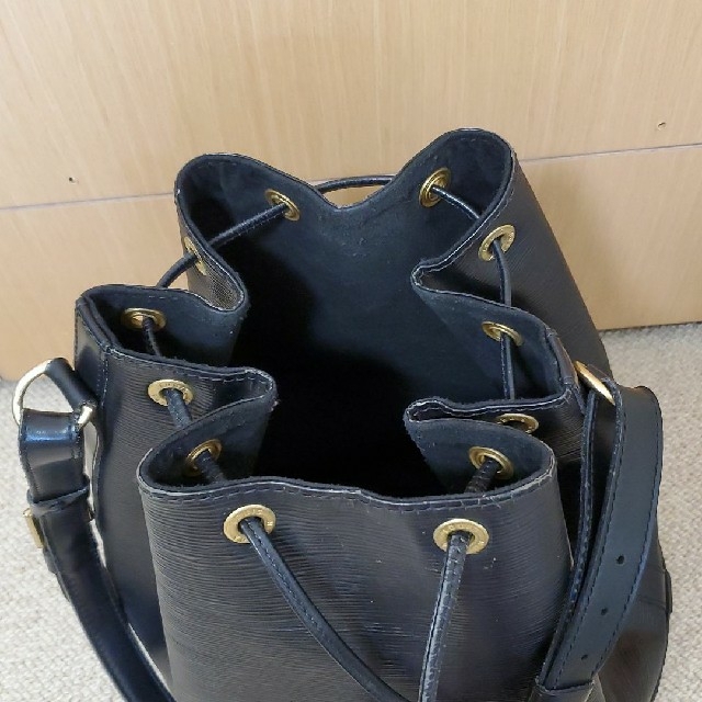 LOUIS VUITTON(ルイヴィトン)のルイヴィトン ノエ エピ ノワール 黒 巾着 レディースのバッグ(ショルダーバッグ)の商品写真