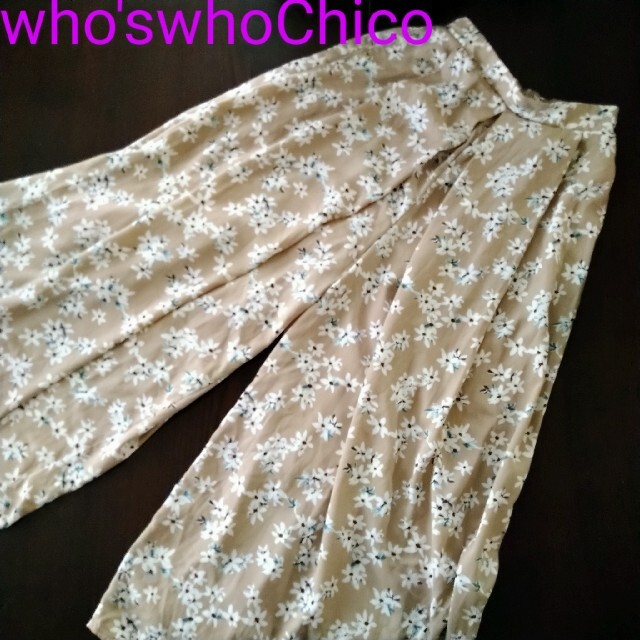 who's who Chico(フーズフーチコ)のwho'swhoChico 花柄　ワイドパンツ レディースのパンツ(バギーパンツ)の商品写真