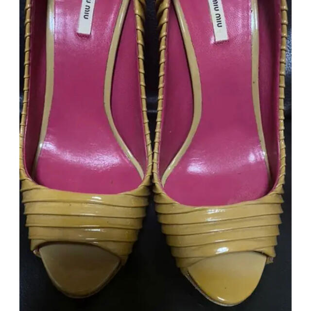 miumiu(ミュウミュウ)の限定お値引き！美品！エナメルベージュ パンプス ヒール 34サイズ レディースの靴/シューズ(ハイヒール/パンプス)の商品写真