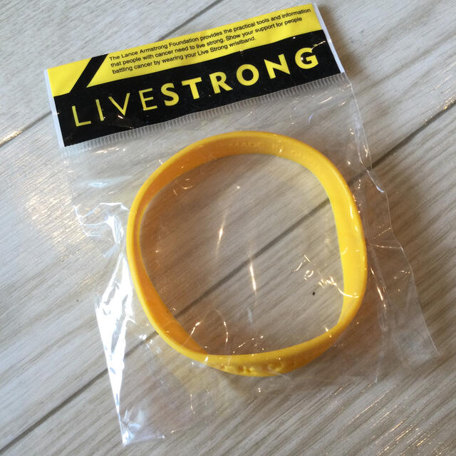 NIKE(ナイキ)のLIVESTRONG ラバーブレス スポーツ/アウトドアの自転車(その他)の商品写真