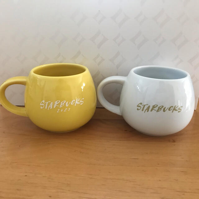 Starbucks Coffee(スターバックスコーヒー)のスターバックス　だるま　黄色と白　マグカップ キッズ/ベビー/マタニティの授乳/お食事用品(マグカップ)の商品写真