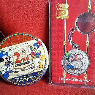 ディズニー(Disney)のTDS 【2周年☆メダルキーチェーン＆カンバッチ】ディズニーシー(キャラクターグッズ)