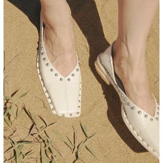 アメリヴィンテージ(Ameri VINTAGE)のSTUDS WOOD HEEL BABOOSH ホワイト(ハイヒール/パンプス)