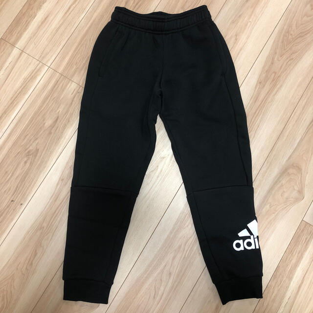 adidas(アディダス)の新品　未使用　adidas アディダス　キッズ　スウェットズボン　130  キッズ/ベビー/マタニティのキッズ服男の子用(90cm~)(パンツ/スパッツ)の商品写真