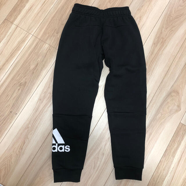 adidas(アディダス)の新品　未使用　adidas アディダス　キッズ　スウェットズボン　130  キッズ/ベビー/マタニティのキッズ服男の子用(90cm~)(パンツ/スパッツ)の商品写真