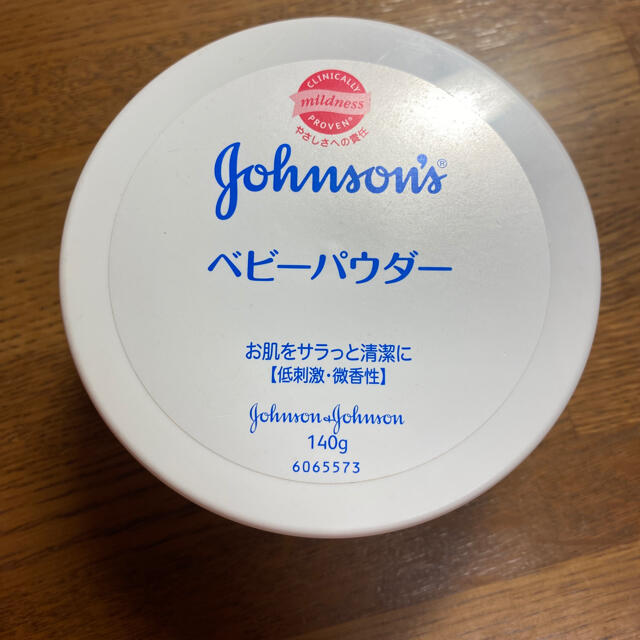 JOHNSONS(ジョンソンズ)のジョンソン ベビーパウダー プラスチック容器 (140g) キッズ/ベビー/マタニティの洗浄/衛生用品(ベビーローション)の商品写真