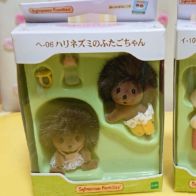 荒木様専用です♪ 新品♪シルバニアファミリー ハリネズミの双子ちゃん 人形 エンタメ/ホビーのおもちゃ/ぬいぐるみ(キャラクターグッズ)の商品写真