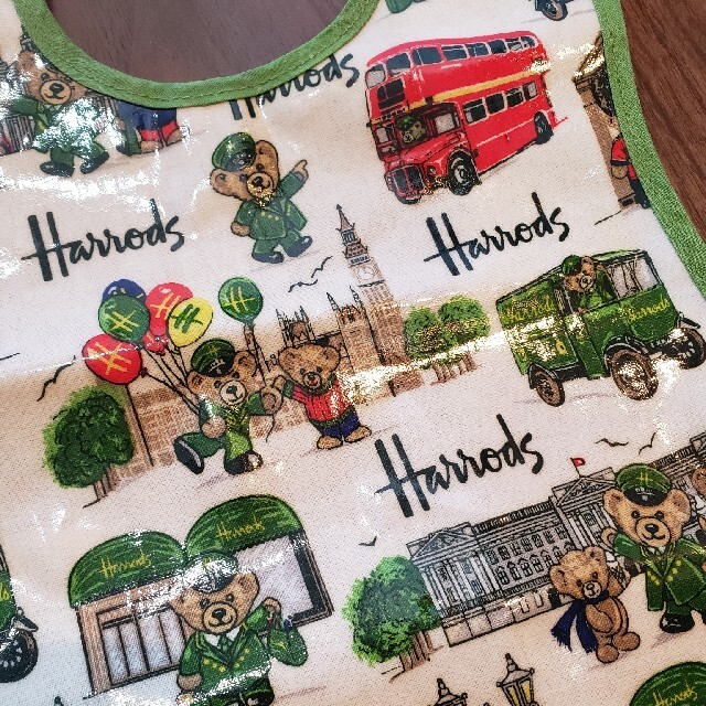 Harrods(ハロッズ)のbabyスタイ☆Harrods キッズ/ベビー/マタニティのこども用ファッション小物(ベビースタイ/よだれかけ)の商品写真