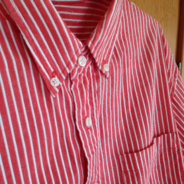 BEAMS BOY(ビームスボーイ)の赤ストライプシャツ レディースのトップス(シャツ/ブラウス(長袖/七分))の商品写真
