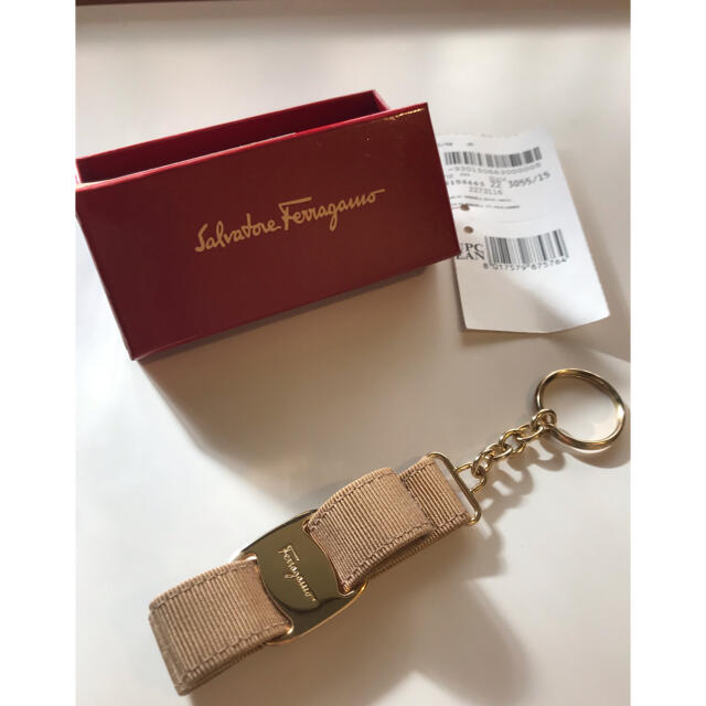 Salvatore Ferragamo(サルヴァトーレフェラガモ)の【未使用品】サルヴァトーレ　フェラガモ　ヴァラ　リボン　キーホルダー　箱付き レディースのファッション小物(キーホルダー)の商品写真