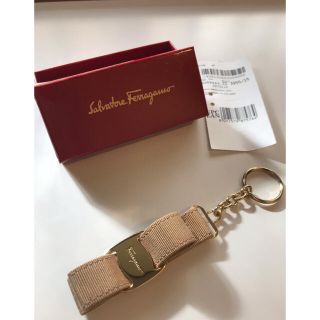 サルヴァトーレフェラガモ(Salvatore Ferragamo)の【未使用品】サルヴァトーレ　フェラガモ　ヴァラ　リボン　キーホルダー　箱付き(キーホルダー)