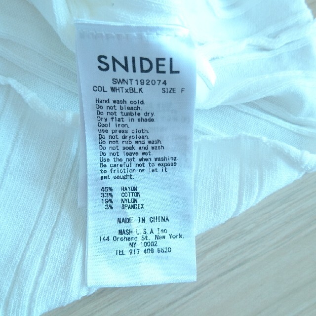 SNIDEL(スナイデル)の♡スナイデル♡オープンショルダーフリルニットプルオーバー♡ホワイト×ブラック♡ レディースのトップス(カットソー(半袖/袖なし))の商品写真