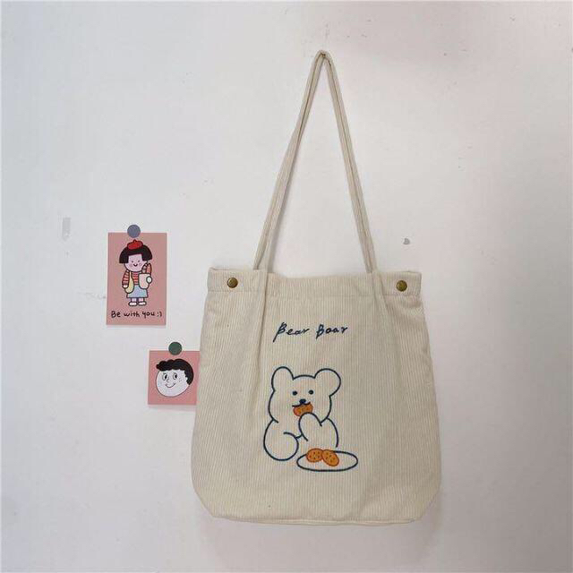 コーデュロイトートバッグ白　韓国カバン 秋冬　くまちゃん　bear可愛い レディースのバッグ(トートバッグ)の商品写真