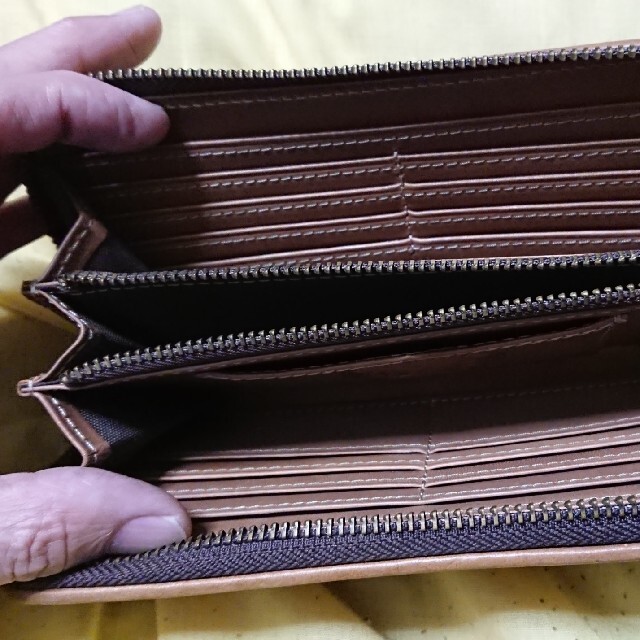 未使用の新品です レザーラウンドファスナー長財布 カービングデザイン