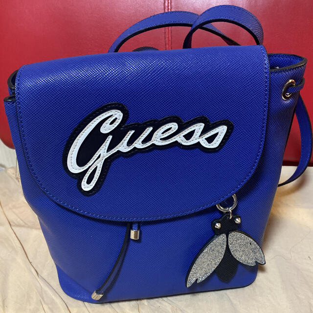 GUESS(ゲス)の新品未使用　GUESS リュック　チャーム付き レディースのバッグ(リュック/バックパック)の商品写真