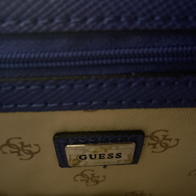 GUESS(ゲス)の新品未使用　GUESS リュック　チャーム付き レディースのバッグ(リュック/バックパック)の商品写真