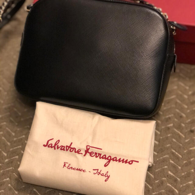 Salvatore Ferragamo(サルヴァトーレフェラガモ)の♪超美品♪ フェラガモ  ヴァラ ショルダーバッグ リディア 黒 レディースのバッグ(ショルダーバッグ)の商品写真