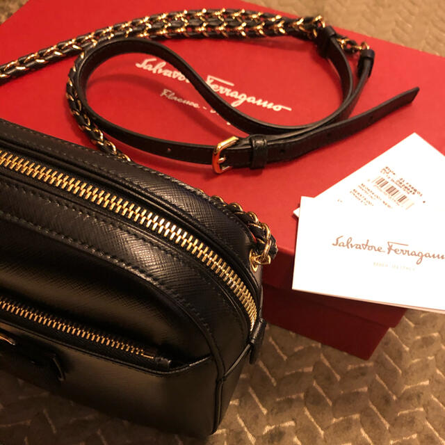 Salvatore Ferragamo(サルヴァトーレフェラガモ)の♪超美品♪ フェラガモ  ヴァラ ショルダーバッグ リディア 黒 レディースのバッグ(ショルダーバッグ)の商品写真