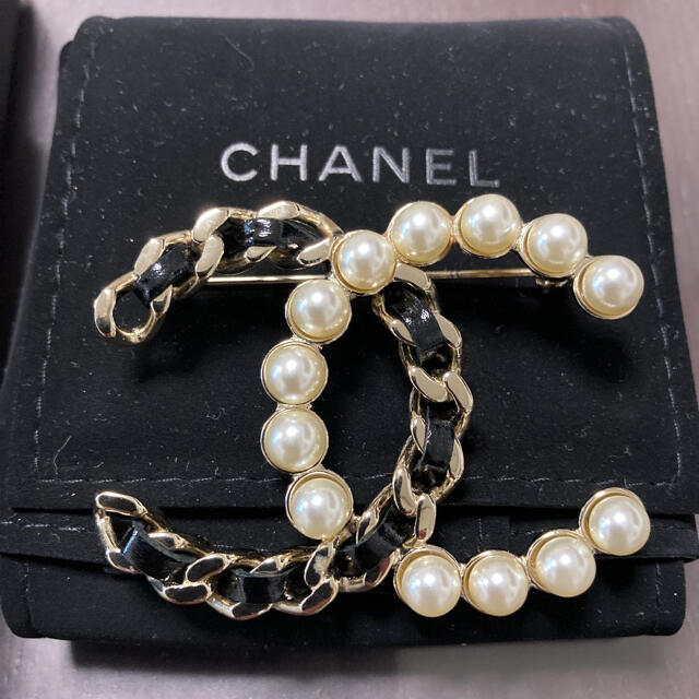 CHANEL(シャネル)のシャネル　ブローチ　パール　チェーン レディースのアクセサリー(ブローチ/コサージュ)の商品写真