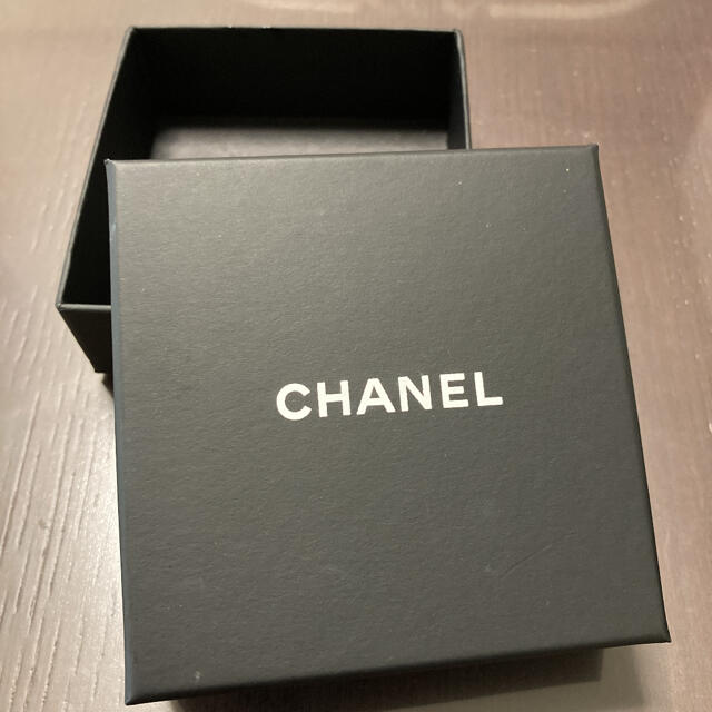 CHANEL(シャネル)のシャネル　ブローチ　パール　チェーン レディースのアクセサリー(ブローチ/コサージュ)の商品写真