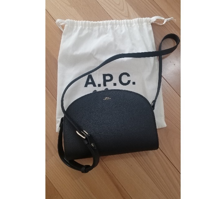 apc　ハーフムーン　エンボス加工バック　ブラック