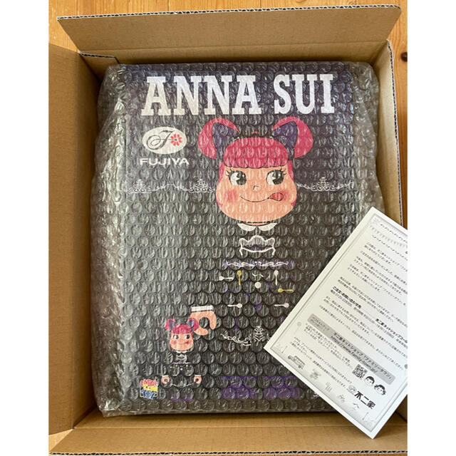 不二家(フジヤ)のBE@RBRICK ANNA SUI × ペコラ 100％ & 400％ エンタメ/ホビーのおもちゃ/ぬいぐるみ(キャラクターグッズ)の商品写真