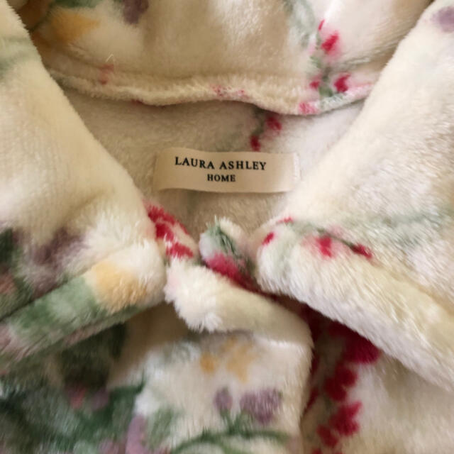 LAURA ASHLEY(ローラアシュレイ)のお値下げ　ローラアシュレイ　ポンチョ　ケープ レディースのルームウェア/パジャマ(ルームウェア)の商品写真