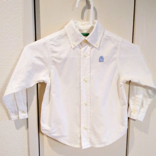 BENETTON(ベネトン)の子供用　白シャツ　90cm-100cm キッズ/ベビー/マタニティのキッズ服男の子用(90cm~)(Tシャツ/カットソー)の商品写真